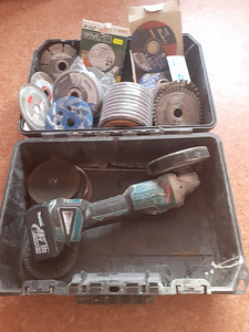 Зарядное устройство makita+коробка+диски (1 фото из 4)