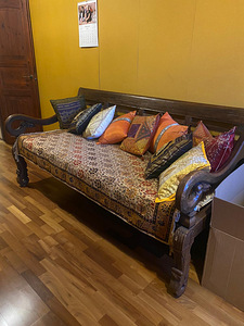 Продам старинный диван ручной работы с Бали