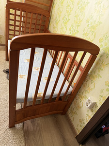 Детская кроватка (3 фото из 4)