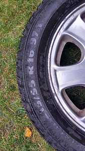 Зимние шины 215/55R16 и оригинальные диски Volvo 7J×16×49 (4 фото из 8)