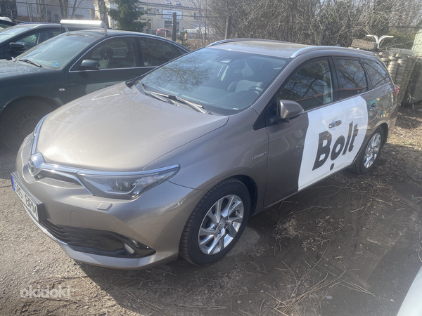 Toyota Auris Hybrid LPG аренда авто для такси BOLT (фото #1)