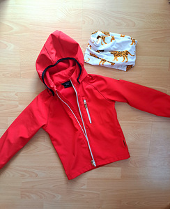 Красная куртка Reima из софтшелла и шарф