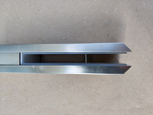 Alumiiniumist külgkinnitused piirdepaneelile 400 × 60 mm (6 foto / 8)