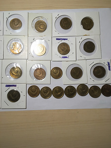 Монеты и денежные знаки.