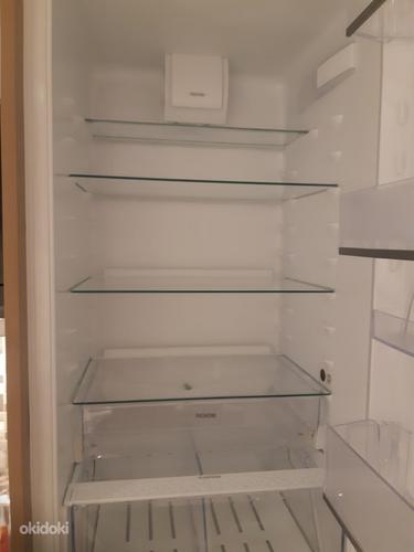 Встроенный холодильник Электролюкс (фото #1)