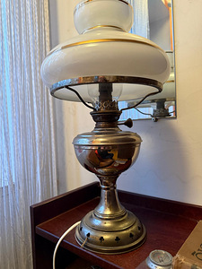 Eestiaegne petrooleumlamp, ümber ehitatud elektrile (1 foto / 2)
