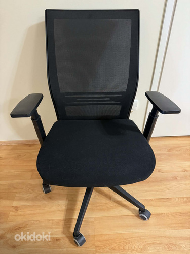 Kontoritool võrkseljatoega (ergonoomiline, must)