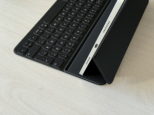 Apple Smart Keyboard iPad Pro 12.9 SWE must v heas korras (4 foto / 4)