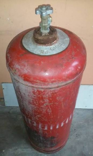 Старые красные газовые баллоны 3 шт