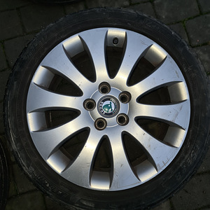R17 Škoda Superb (4 foto / 5)