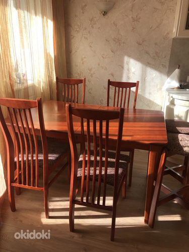 Naturaalsest puidust valmistatud laud ja toolid (foto #2)