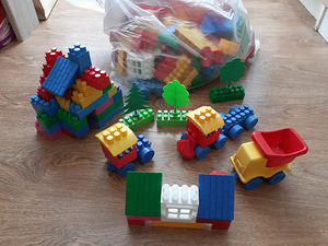 Koti täis suuri lego klotse (1 foto / 2)