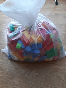 Koti täis suuri lego klotse (2 foto / 2)