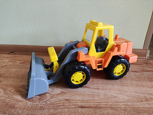 Traktor (2 foto / 2)