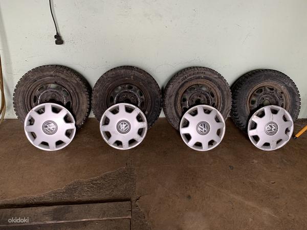 Vw новые шипованные шины на колесах с оригинальными пыльниками (фото #3)
