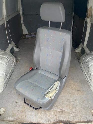 Водительское сиденье Volkswagen Transporter T5 (фото #1)