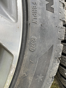 BMW X5 E70 5x120 20-tolli veljed koos naastrehvidega (7 foto / 9)