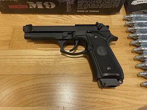 UUS KJW Beretta M9 Airsoft 6mm püstol CO2 Blowback (2 foto / 10)