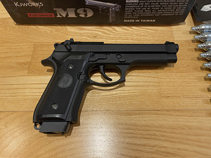 UUS KJW Beretta M9 Airsoft 6mm püstol CO2 Blowback (3 foto / 10)