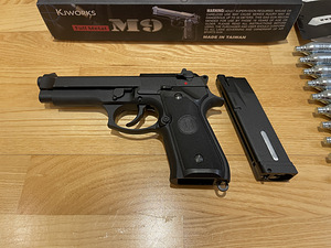 UUS KJW Beretta M9 Airsoft 6mm püstol CO2 Blowback (7 foto / 10)