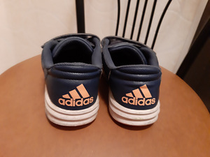 Adidas кроссовки. (3 фото из 4)