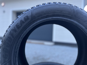 Goodyear UltraGrip Arctic 2, 215/50R17 (5 foto / 5)