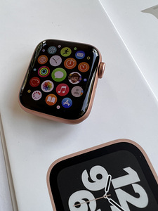 Apple Watch SE Gold 40mm GPS (2 foto / 3)