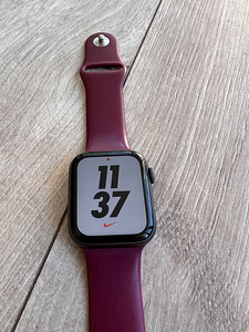 Apple Watch 4 44mm Nike+ Space Gray (3 foto / 3)