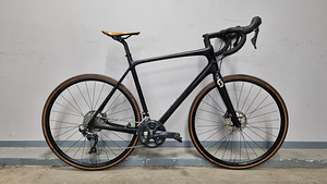 Scott Addict 10 Disc, L suuruses süsinikraam (1 foto / 3)