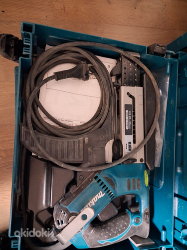 Kruvikeeraja ettesöötega Makita 6843JX kastiga
