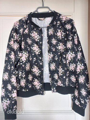 Женская куртка с цветочным принтом (фото #1)