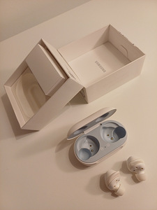 SAMSUNG Galaxy Buds : White (SM-R170NZWAROM) (5 foto / 10)