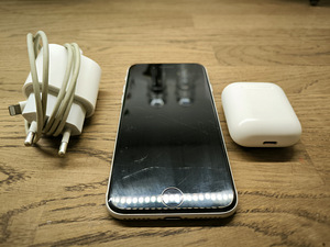 Apple Iphone SE 2020 + airpods 2 gen. (2 foto / 2)