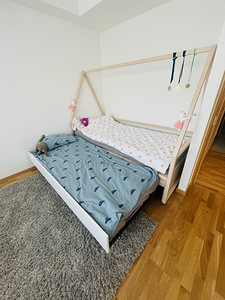 Lahtikäiv majavoodi madratsitega/ раскладывающаяся кровать