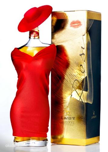 Эффектный декор- коньячная бутылка Леди в красном (фото #3)
