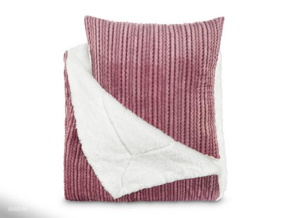 Warm Hug розовый комплект: плед 130x90 и 2 подушки, новый (фото #5)