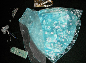 Frozen Elsa uus komplekt- kleit+aksessuarid (104-110) (6 foto / 10)