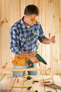 Kogenud puusepp-tisler teeb majas erinevaid töid