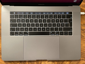 Macbook Pro 2019 15" Intel i9 4GB Radeon Pro 560X 16GB RAM (3 foto / 7)