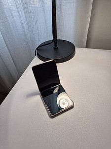Samsung Galaxy Flip4 (7 foto / 7)