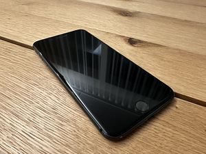 iPhone 8 Plus 64 ГБ (1 фото из 4)