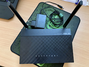 Asus router wifi 2,4 / 5 Ghz (1 foto / 4)