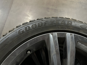 Зимние диски 18" VW оригинал + шипы Goodyear (4 фото из 6)