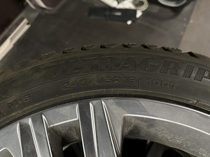 Зимние диски 18" VW оригинал + шипы Goodyear (5 фото из 6)