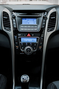 2016 Hyundai i30 gdi 6mt isg comfort plus 1.6 99kw (8 foto / 12)