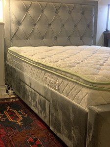 Продается стильная и практичная кровать с серой бархатной тканью - только