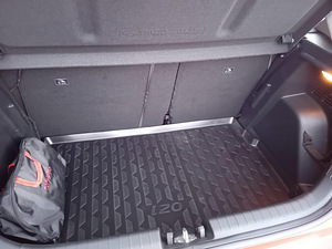 Auto Hyndai i20 (2 foto / 6)