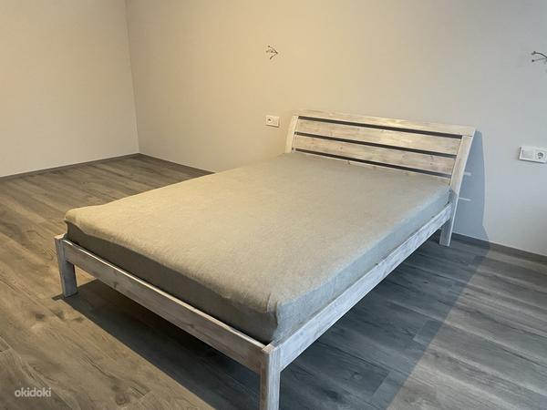 Продам кровать с новым матрасом и наматрасником (фото #1)