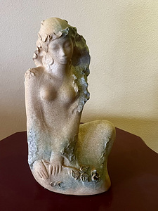 Naima Uustalu skulptuur - Naine roosiga (1 foto / 2)