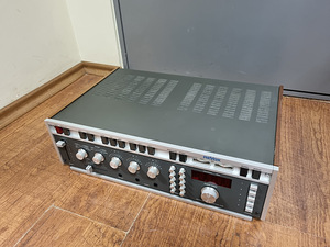 Revox A720 Предварительный усилитель с цифровым тюнером (2 фото из 3)